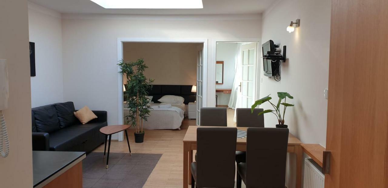 Aparthotel Old City Cracovia Esterno foto